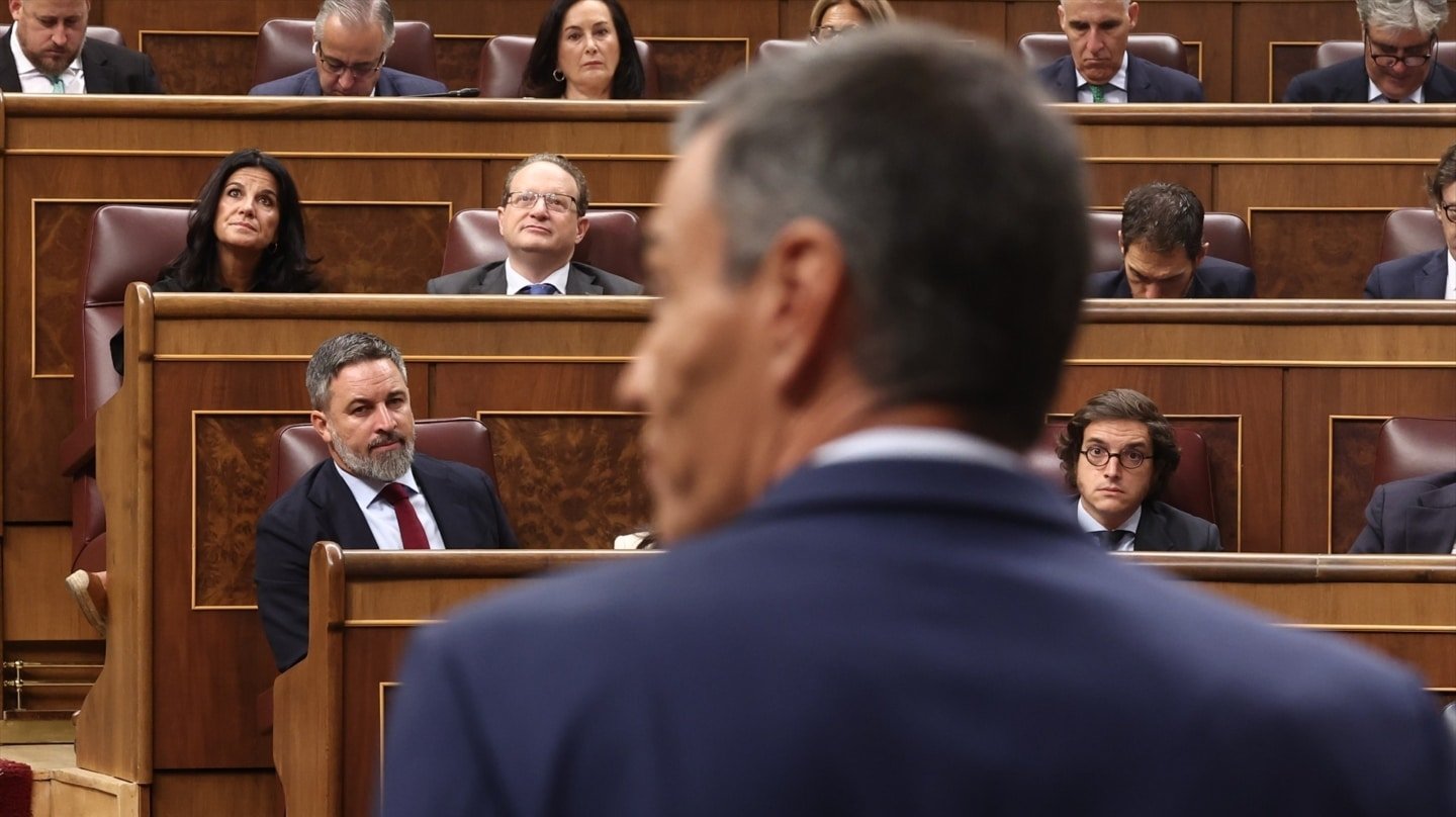El líder de Vox, Santiago Abascal, observa al presidente del Gobierno, Pedro Sánchez, durante una sesión de control en el Congreso de los Diputados