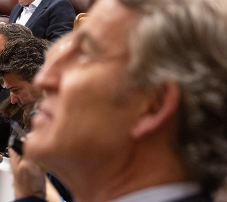 Abascal endurece más el discurso en inmigración de Vox: "Ni legales ni ilegales"