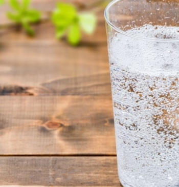 Por qué deberías comenzar a beber agua con gas
