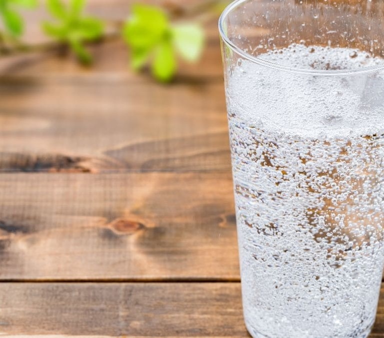 Por qué deberías comenzar a beber agua con gas