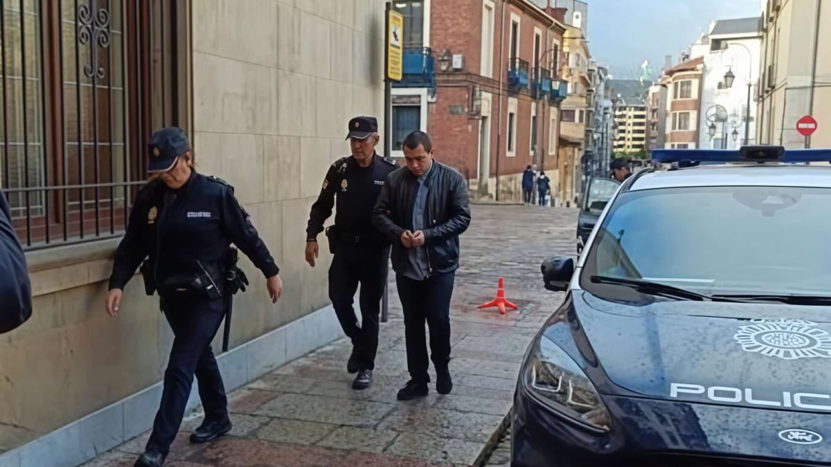 El acusado del crimen de M.S.T. A su llegada a la Audiencia Provincial de León