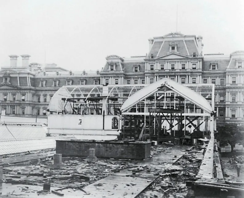 Ala Oeste recién construida con vestigios del antiguo invernadero de la Casa Blanca visibles detrás de la nueva ala en 1902 (White House Historical Association)