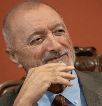 Pérez-Reverte rompe su silencio: acusa a Albares y al "mediocre y paniaguado" [...]