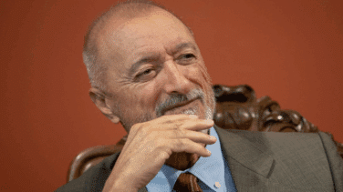 Pérez-Reverte rompe su silencio: acusa a Albares y al "mediocre y paniaguado" García Montero de querer "meter mano" en la RAE