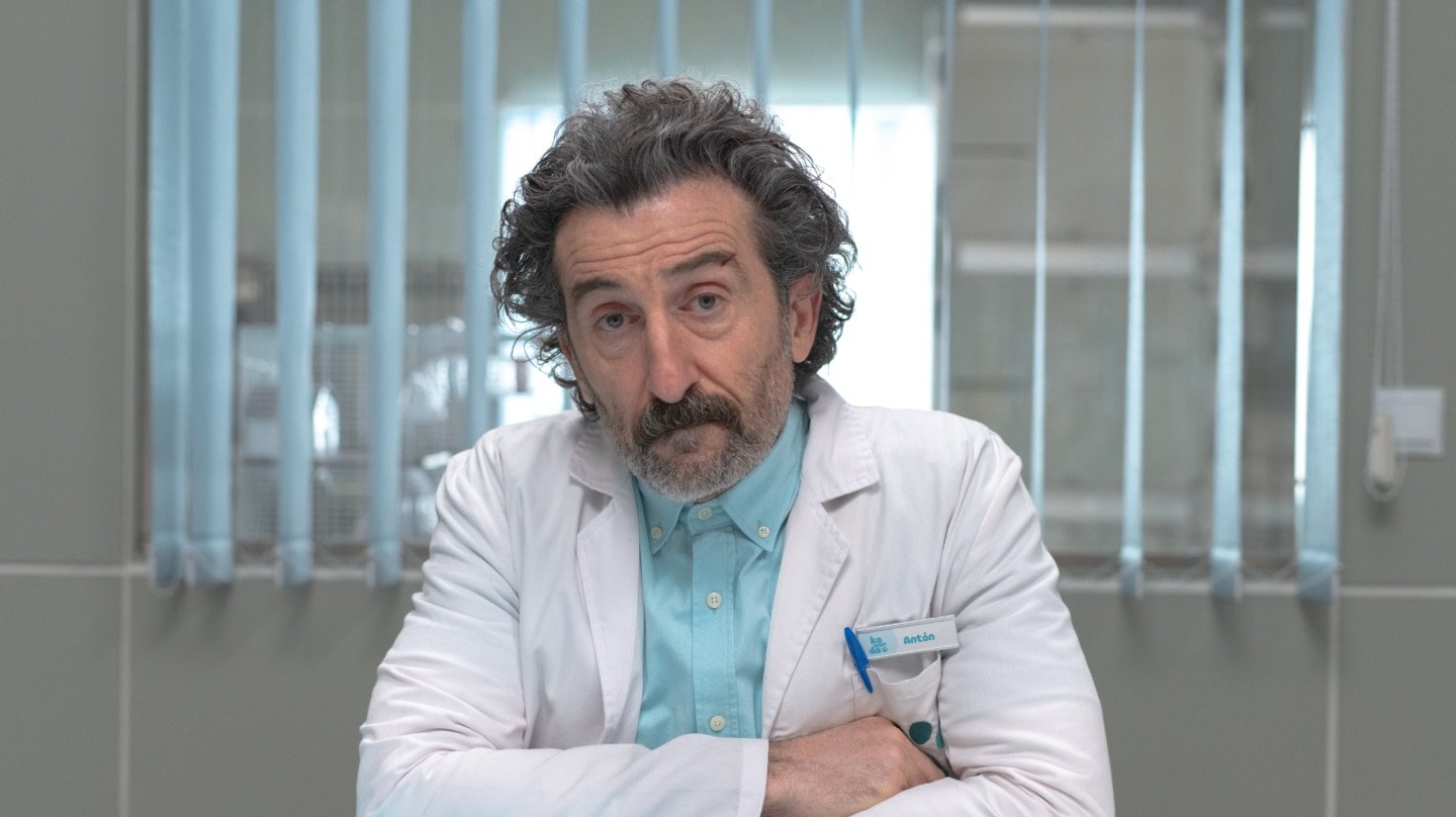 Luis Zahera interpreta a Antón, un veterinario venido a menos, en la serie de Netflix 'Animal'