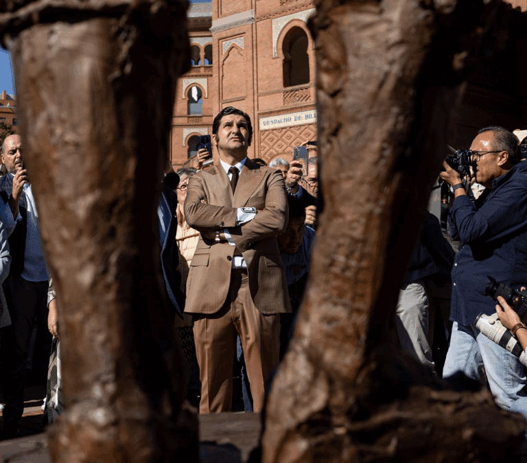 Morante inaugura el monumento a Antoñete y Madrid celebra la salud de los toros: “Cuanto más quieren atacar la fiesta, más llenan las plazas”