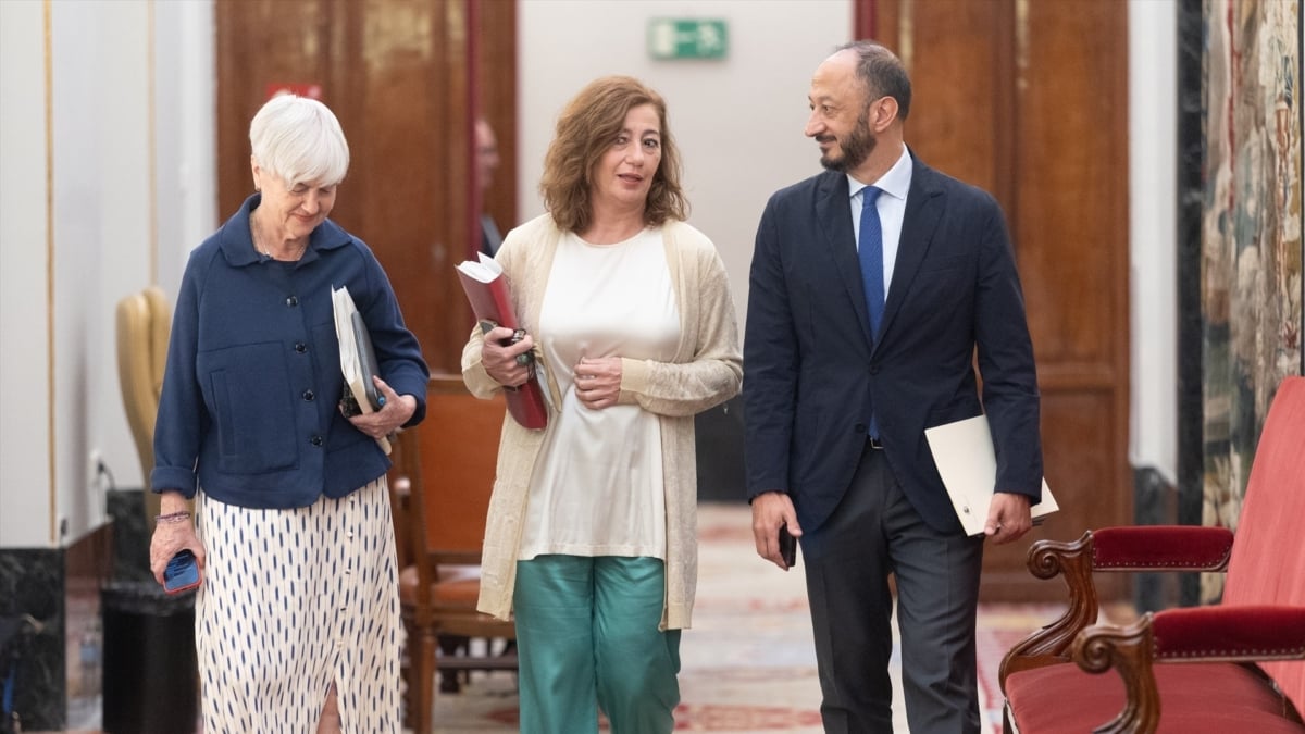 La presidenta del Congreso, Francina Armengol (d), junto al vicepresidente primero, Alfonso Rodríguez Gómez de Celis, y la secretaria segunda, Isaura Leal, a la entrada a la reunión de la Mesa del Congreso, este martes