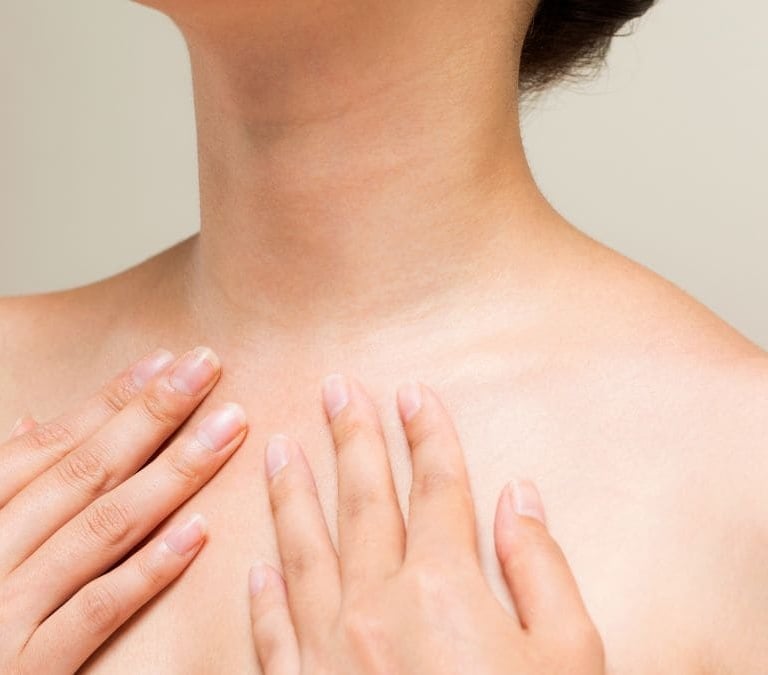 Adiós a las arrugas en el cuello: el remedio natural que se viraliza en las redes sociales