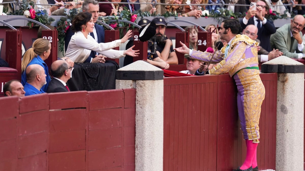 Morante de la Puebla brinda un toro a Isabel Díaz Ayuso.