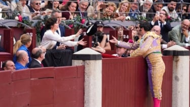 La foto de Abascal con Morante en batín y un brindis a Ayuso: "Usted tiene muchos cojones y muy gordos"