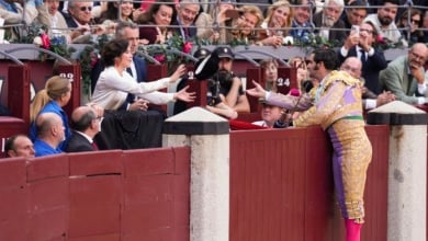 La foto de Abascal con Morante en batín y un brindis a Ayuso: "Usted tiene muchos cojones y muy gordos"