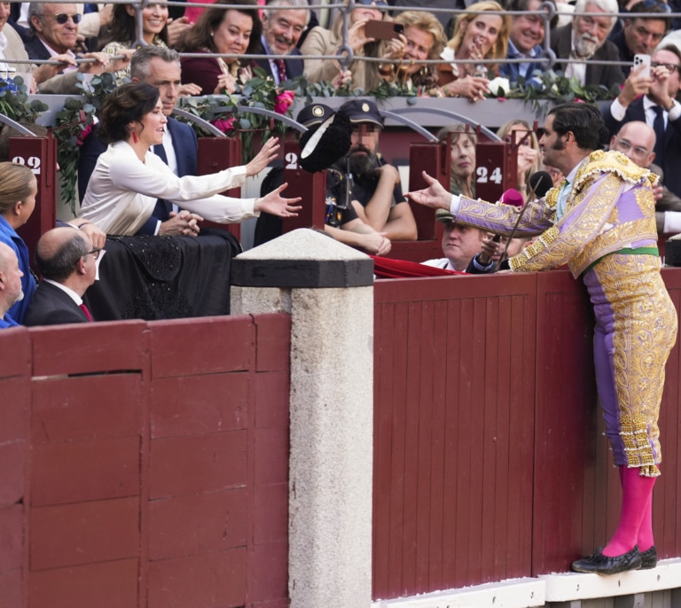 La foto de Abascal con Morante en batín y un brindis a Ayuso: "Usted tiene muchos cojones y muy gordos"