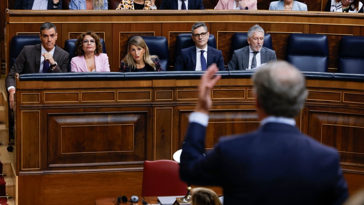 Feijóo se agarra al lapsus de Yolanda Díaz para atizar al Gobierno y Sánchez vuelve a negar financiación ilegal del PSOE