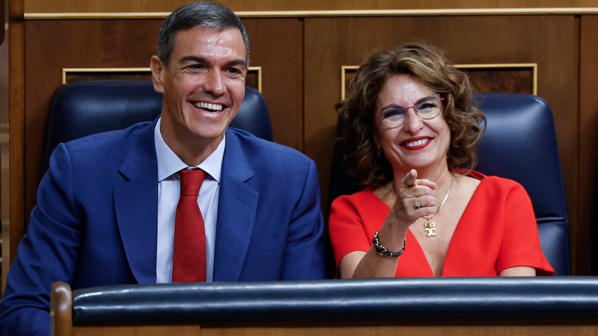 MADRID, 08/10/2025.- El presidente del Gobierno, Pedro Sánchez y la ministra de Hacienda, María Jesús Montero, a su llegada a la sesión de control al gobierno celebrada este miércoles en el Congreso. El Gobierno vuelve a enfrentarse en el Congreso a una jornada difícil en la que quiere sacar adelante su decreto ley para el embargo de armas a Israel y la ley de Movilidad Sostenible, y en ambos casos ya solo depende de Podemos, que mantiene la incógnita sobre el sentido de su voto. EFE/ Chema Moya