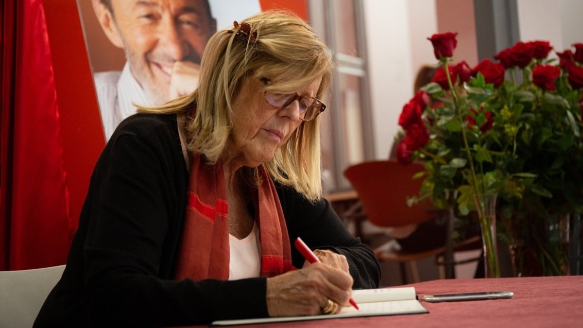 Anna Balletbò en mayo de 2019 firma en el libro de condolencias por la muerte de Alfredo Pérez Rubalcaba.