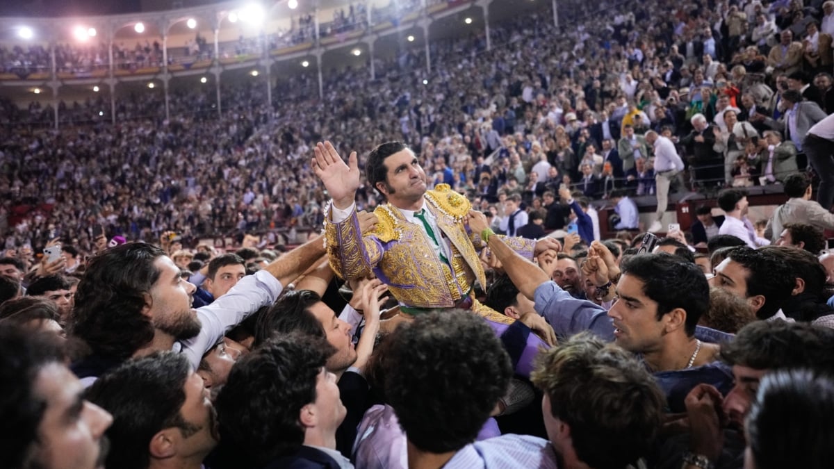 Morante de la Puebla dice adiós en su salida a hombros en Las Ventas.