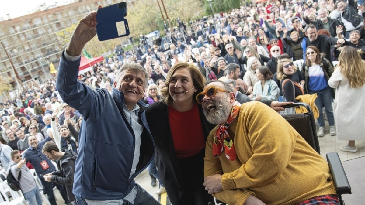 Bob Pop, Ada Colau y El Gran Wyoming durante un acto en Barcelona en marzo de 2023.