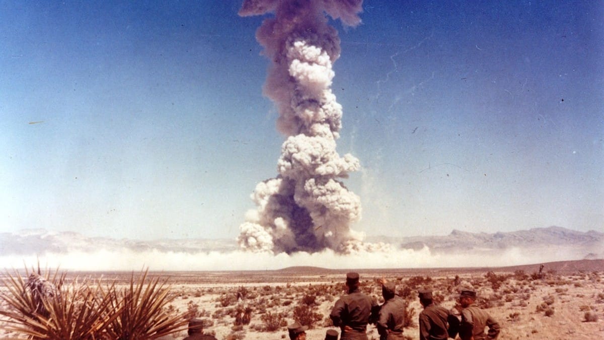 Personal militar observando una de las pruebas de la serie Buster-Jangle en otoño de 1951.