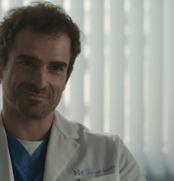 Quién es Borja Luna, el oncólogo que enamora y saca de quicio [...]