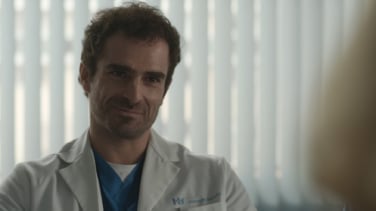 Quién es Borja Luna, el oncólogo que enamora y saca de quicio a Najwa Nimri en 'Respira'