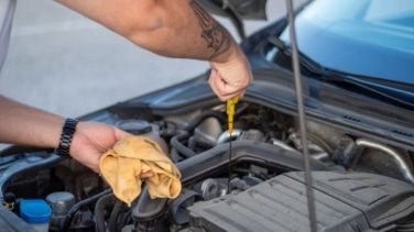 ¿Cada cuánto tiempo debo cambiar el aceite del coche aunque no le haga kilómetros?