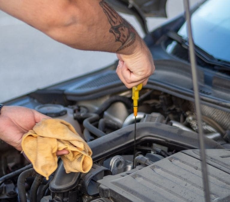 ¿Cada cuánto tiempo debo cambiar el aceite del coche aunque no le haga kilómetros?