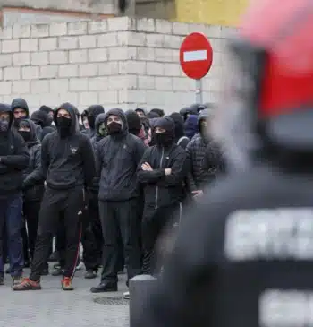'Fascistas vascos' y Falange, la batalla que incomoda a Bildu y alienta [...]