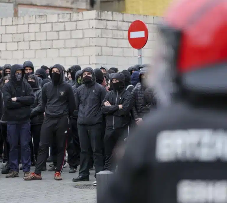 'Fascistas vascos' y Falange, la batalla que incomoda a Bildu y alienta el PNV