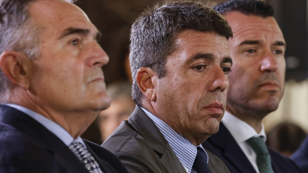 El president de la Generalitat Valenciana, Carlos Mazón, y el presidente de la Diputación de Valencia, Vicent Mompó (d), presiden la firma del convenio entre la Generalitat, la Diputación de Valencia y la Federación Valenciana de Municipios y Provincias (FVMP)