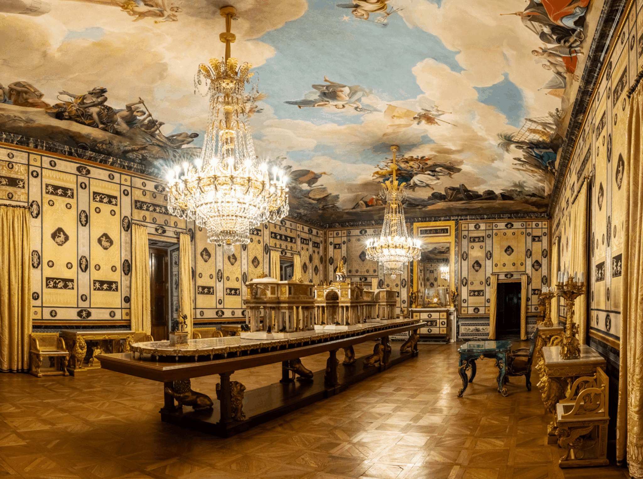 En el Salón Grande de la Casa del Labrador se expone el 'Dessert de las Glorias de España', el centro de mesa realizado entre 1802 y 1805 para este edificio por Isidro González Velázquez y que durante dos años ha estado expuesto de la Galería de las Colecciones Reales.