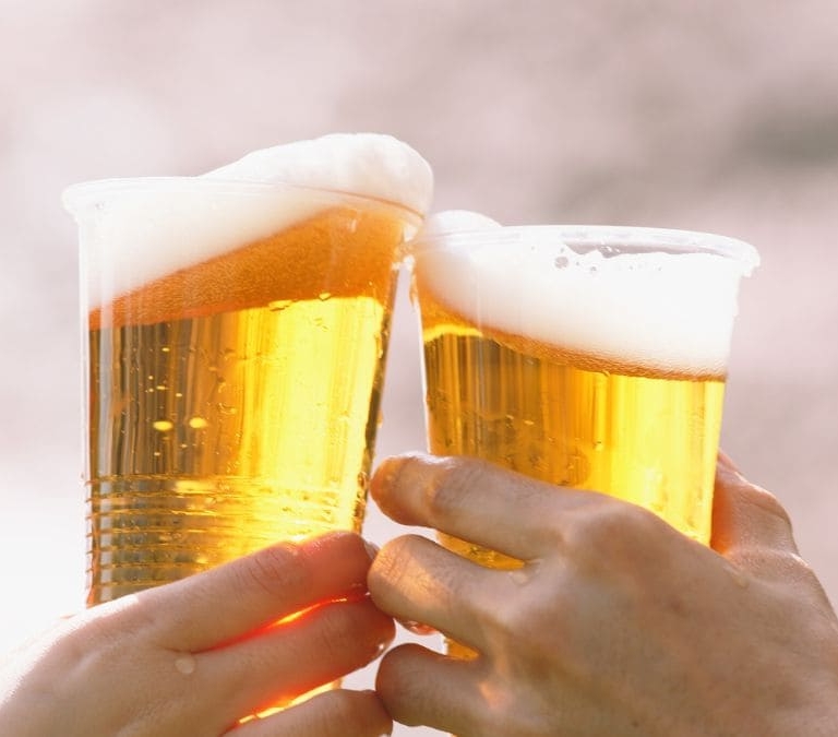 Este es el motivo por el que hay cervezas rojas y verdes