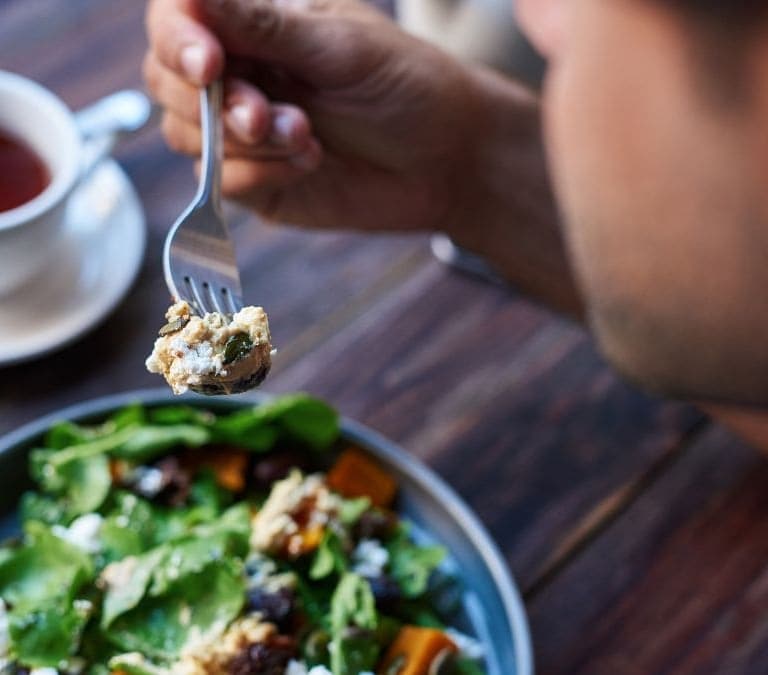 Estos es lo que le ocurre a tu cuerpo si comes deprisa