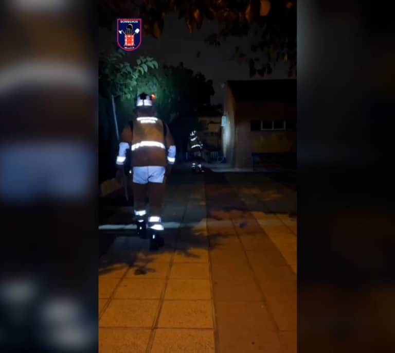 Cinco horas en bucle de "Cumpleaños feliz" y los bomberos de Murcia al rescate: surrealista madrugada en Javalí Viejo
