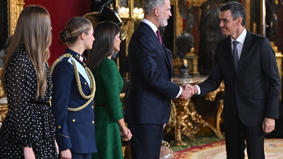 Sánchez abandona el Palacio Real con prisa para viajar a Egipto y Feijóo ironiza: "¿No le gusta el Día de la Hispanidad?"