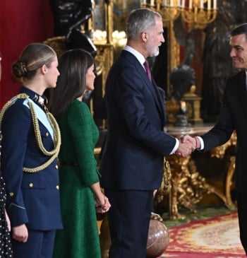 Sánchez abandona el Palacio Real con prisa para viajar a Egipto y [...]