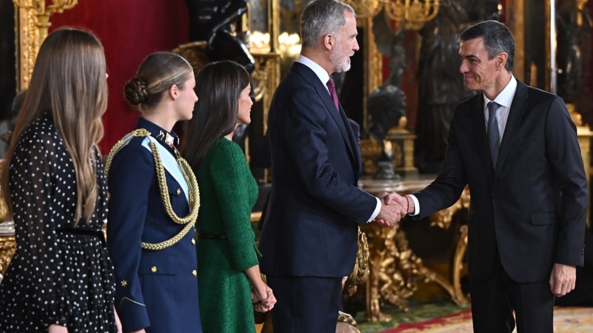 MADRID, 12/10/2025.- La reina Letizia, el rey Felipe VI, la princesa Leonor y la infanta Sofía saludan al presidente del Gobierno, Pedro Sánchez, durante la recepción en el Palacio Real de Madrid con motivo de la Fiesta Nacional este domingo. EFE/ Fernando Villar