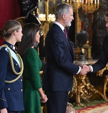 Sánchez abandona el Palacio Real con prisa para viajar a Egipto y [...]
