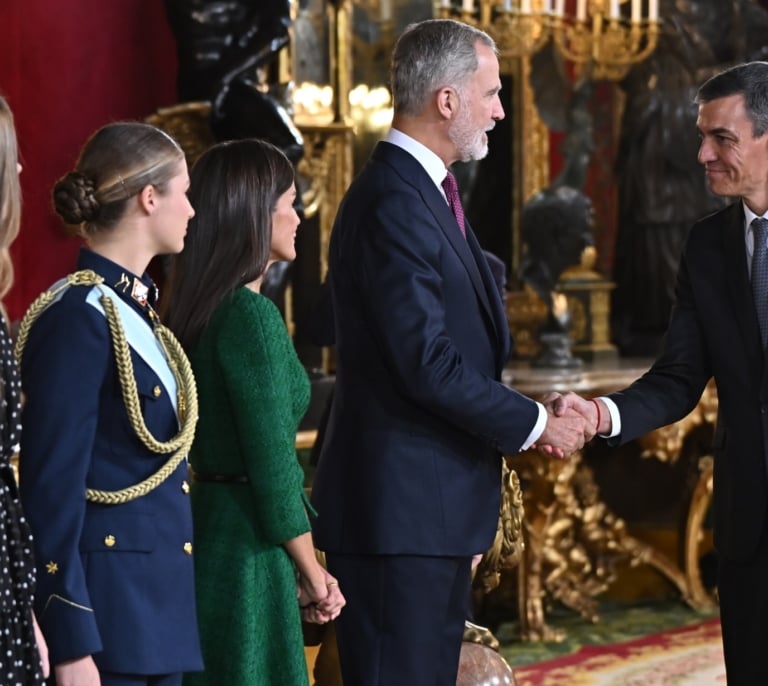Sánchez abandona el Palacio Real con prisa para viajar a Egipto y Feijóo ironiza: "¿No le gusta el Día de la Hispanidad?"