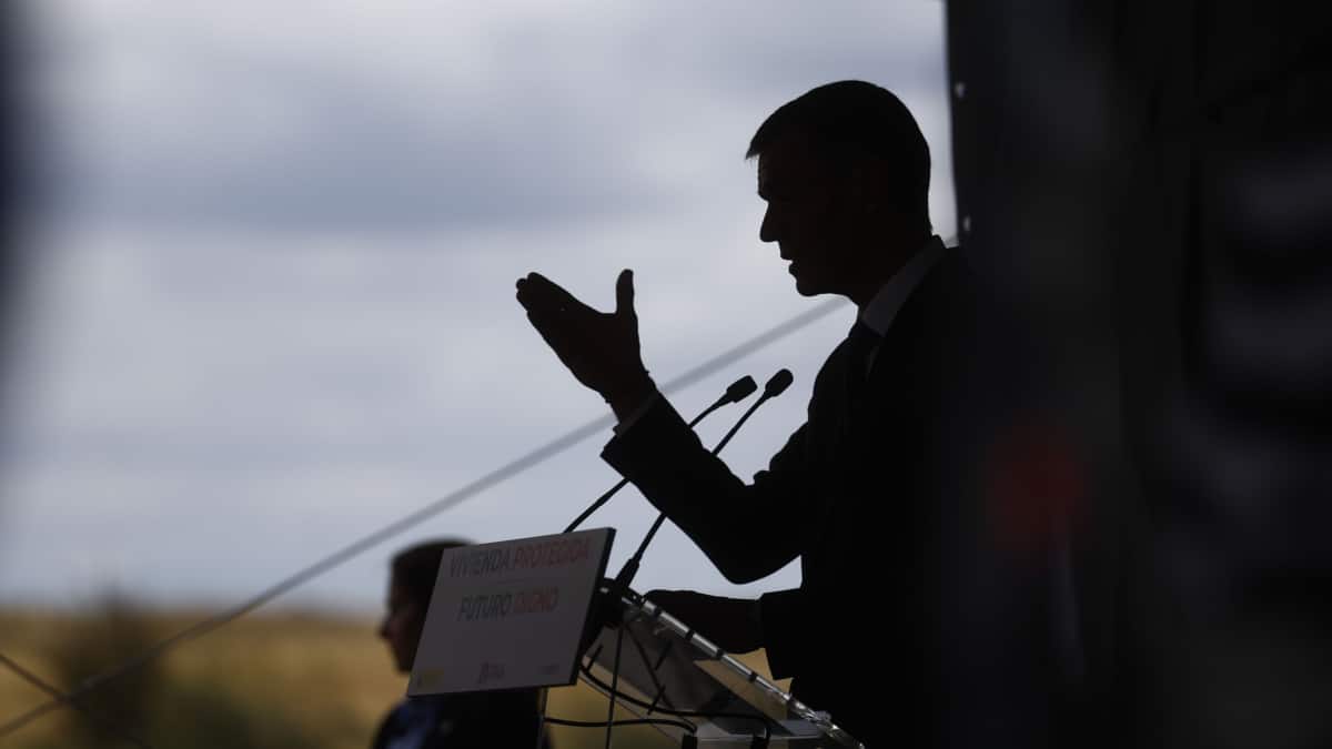 ALCORCON (MADRID), 30/09/2025.- El presidente del Gobierno, Pedro Sánchez interviene en el acto de colocación de la primera piedra de las obras del desarrollo urbanístico Retamar de la Huerta, este martes.. EFE/ Rodrigo Jimenez