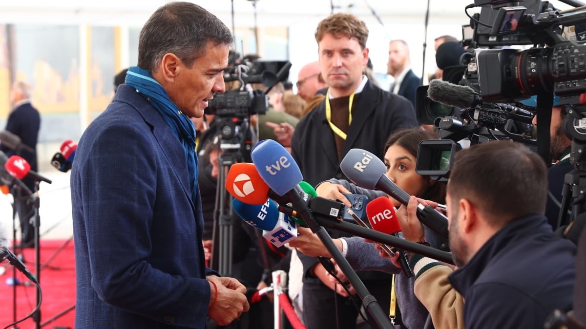 COPENHAGUE (DINAMARCA), 01/10/2025.- El presidente del Gobierno de España, Pedro Sánchez (d), hace declaraciones a los medios de comunicación, tras finalizar la reunión informal del Consejo Europeo, en la que se han abordado dos cuestiones prioritarias para la Unión Europea: la situación en Ucrania y la seguridad y defensa europeas, en el castillo de Christiansborg en Copenhague. EFE/Moncloa/Fernando Calvo -SOLO USO EDITORIAL/SOLO DISPONIBLE PARA ILUSTRAR LA NOTICIA QUE ACOMPAÑA (CRÉDITO OBLIGATORIO)-