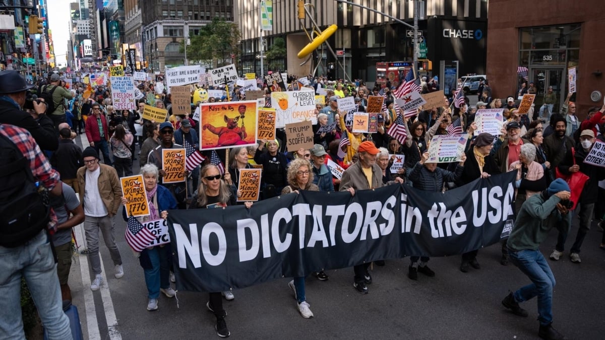 Miles de personas protestan en EEUU contra el “autoritarismo” de Trump: "No queremos reyes"