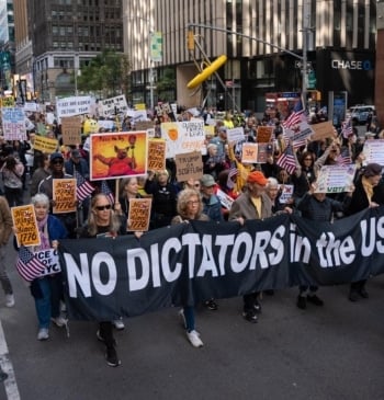 Miles de personas protestan en EEUU contra el “autoritarismo” de Trump: "No [...]