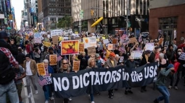 Miles de personas protestan en EEUU contra el “autoritarismo” de Trump: "No queremos reyes"