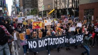 Miles de personas protestan en EEUU contra el “autoritarismo” de Trump: "No queremos reyes"