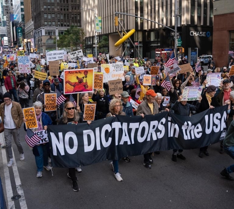 Miles de personas protestan en EEUU contra el “autoritarismo” de Trump: "No queremos reyes"