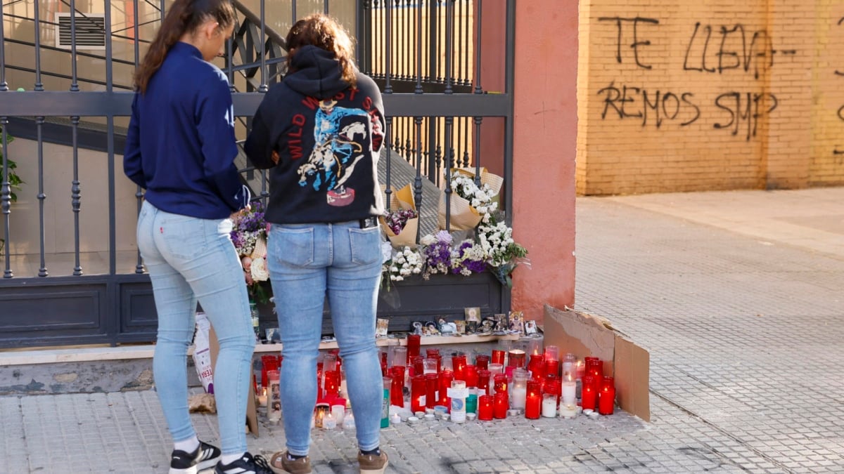 Velas y flores en la vivienda de Sandra en Sevilla.
