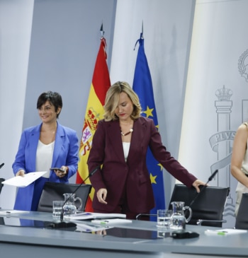 El Gobierno exige a Ayuso que cree ya el registro de objetores: [...]