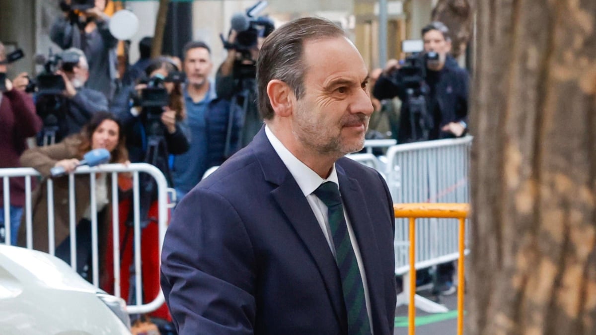 El juez mantiene en libertad sin fianza a Ábalos al no apreciar un riesgo de fuga lo "suficientemente intenso"