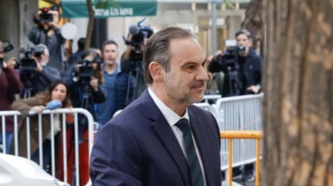 El juez mantiene en libertad sin fianza a Ábalos al no apreciar un riesgo de fuga lo "suficientemente intenso"