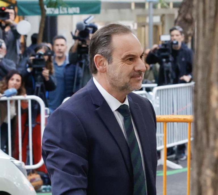 El juez mantiene en libertad sin fianza a Ábalos al no apreciar un riesgo de fuga lo "suficientemente intenso"